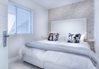 modern-minimalist-bedroom-3147893_1280.jpg