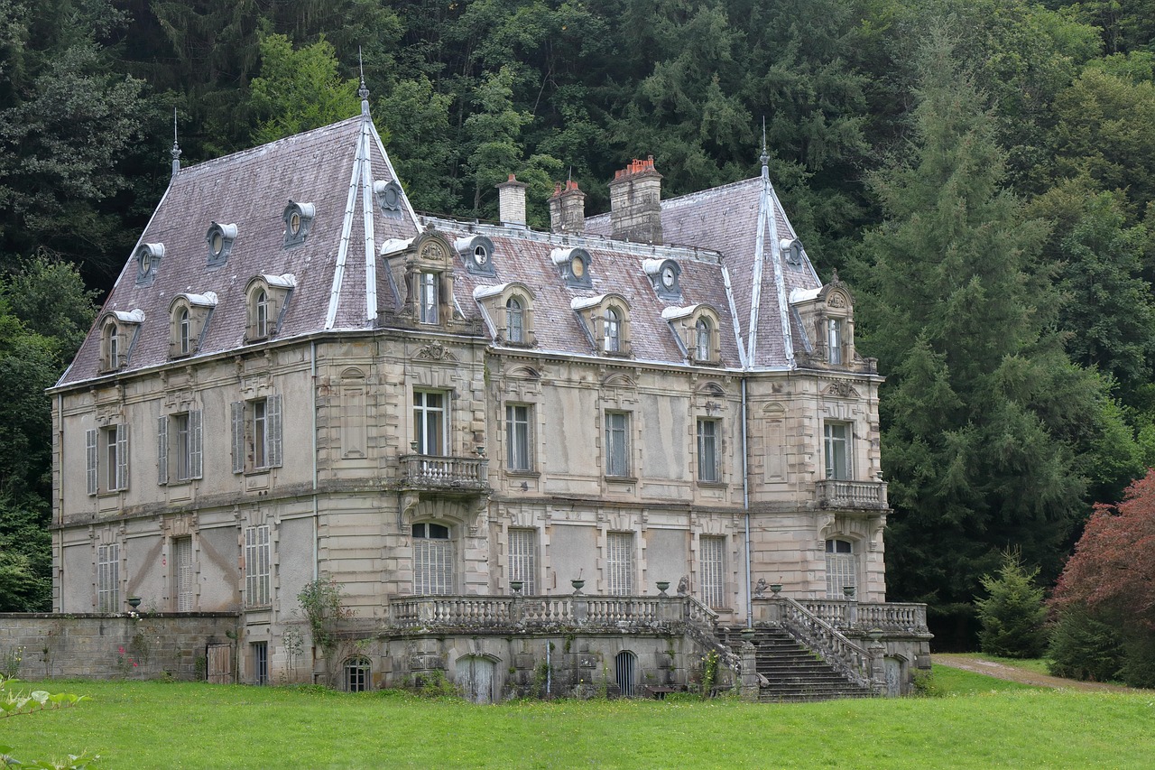 castle-6624100_1280.jpg