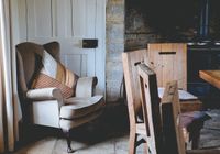armchair-1031257_1280.jpg