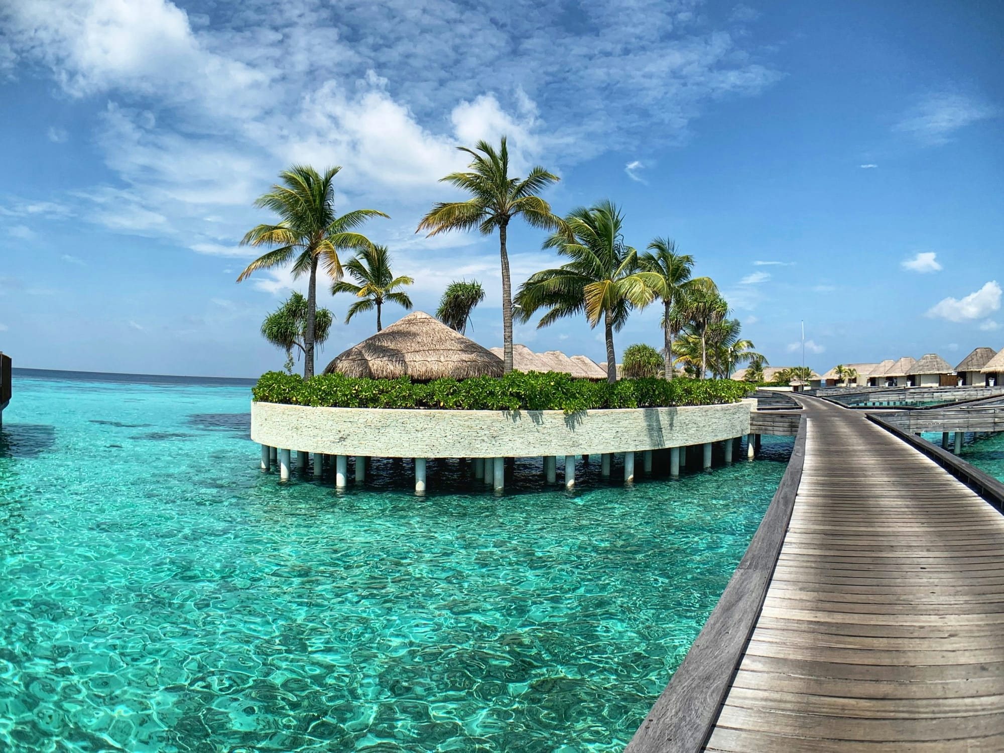 Tokenized hotels 2026: from Maldives overwater villas to Aspen ski suites
