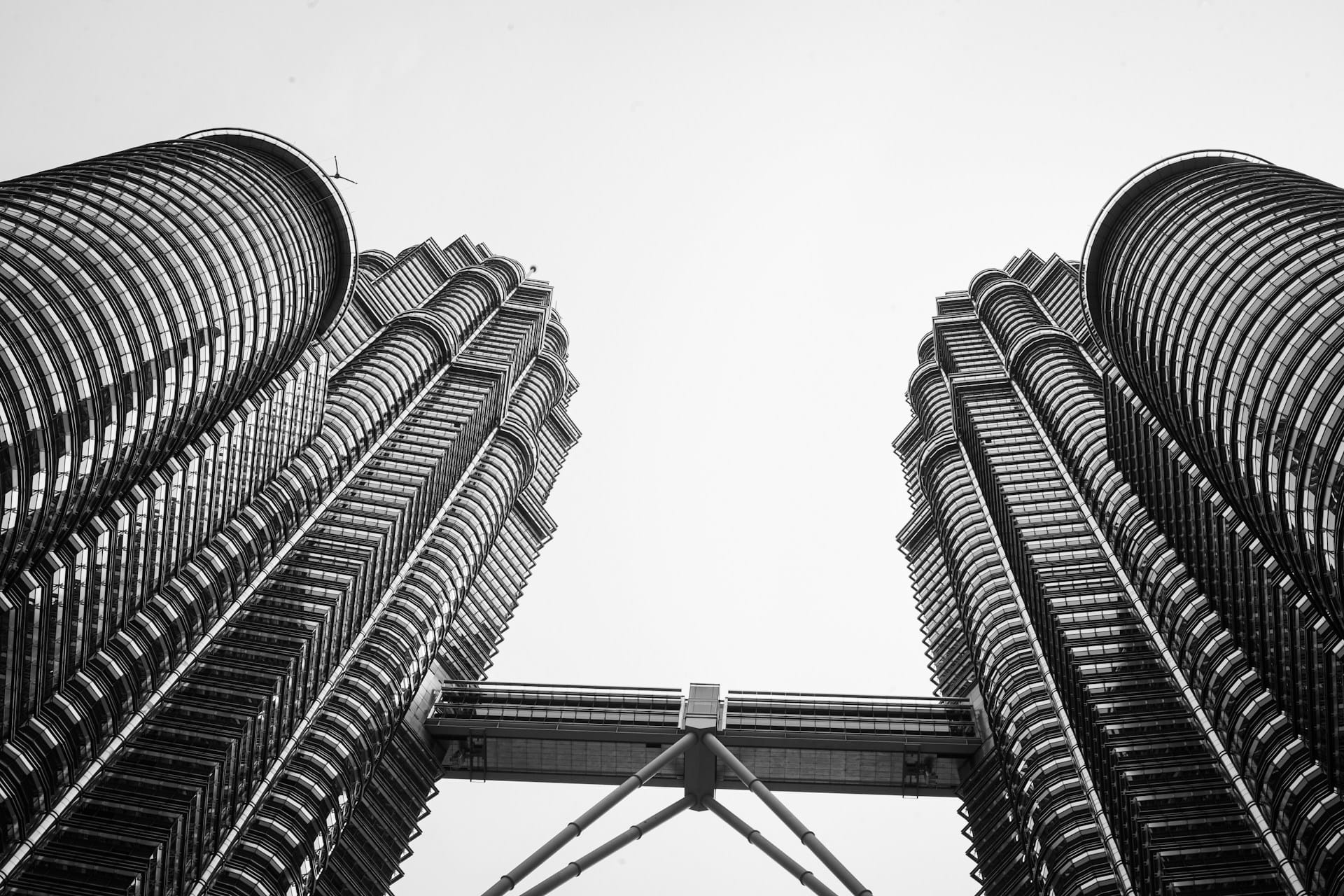 Tokenized Real Estate: A Decision Framework for Single-Asset vs. Diversified Fund Tokenization