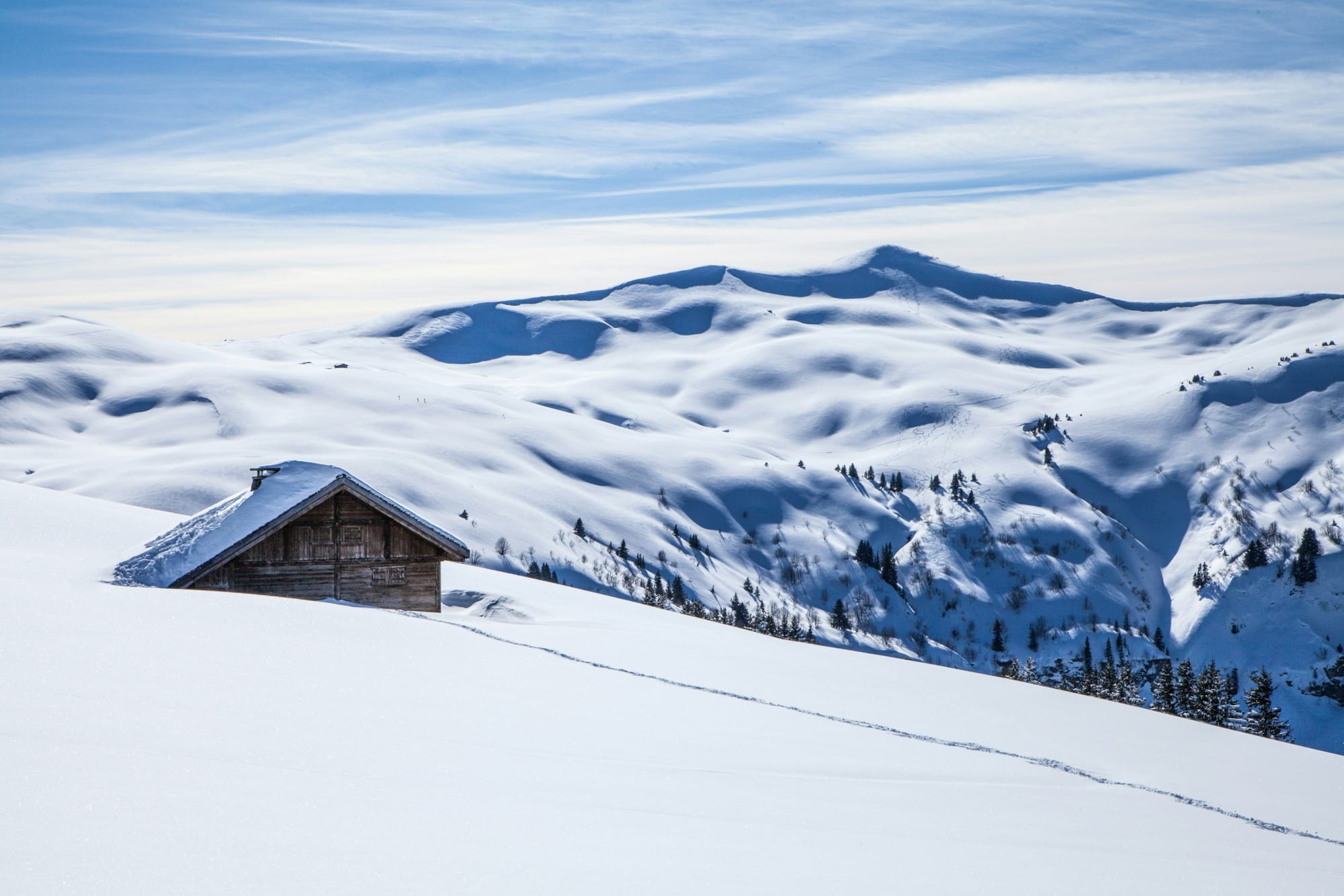 Tokenized hotels 2026: from Maldives overwater villas to Aspen ski suites